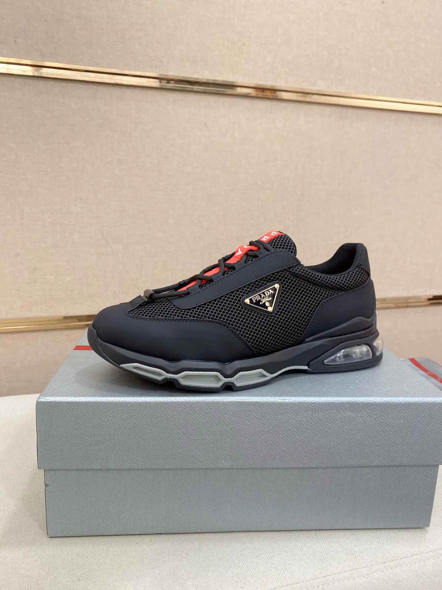 Factory price 660💰 ✔️✔️✔️High version High-quality new PRADA (Prada) counters are on the market at the same time, new men's shoes, 😘fabrics imported first-layer cowhide and mesh fabrics, purely handmade. Lining: Full cowhide lining. 👍🏿 High-end ☄️ air-cushion molded anti-slip rubber outsole, exquisite lines, simple and elegant, comfortable and high-end for leisure travel. Code number: 38 to 45